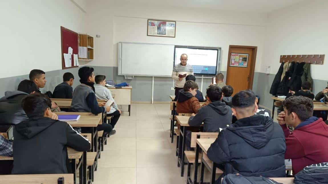 Kariyer günleri kapsamında Harran üniversitesi öğretim görevlisi Salih Hartavioğlu hocamız öğrencilerimize zaman yönetimi semineri vermiştir.